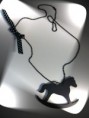 /album/colares-pop-art/colar-cavalo-de-pau-preto-jpg/
